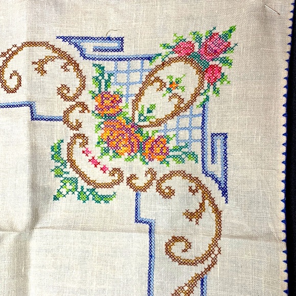 Handmade tablecloth cross stitch on linen 31.5 x 31.5 square - Picture 7 of 13